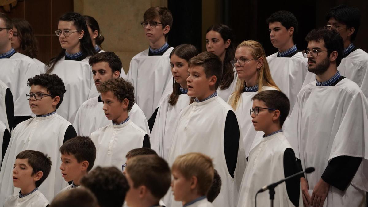 Els dos cors montserratins cantant &quot;El Virolai&quot; plegats