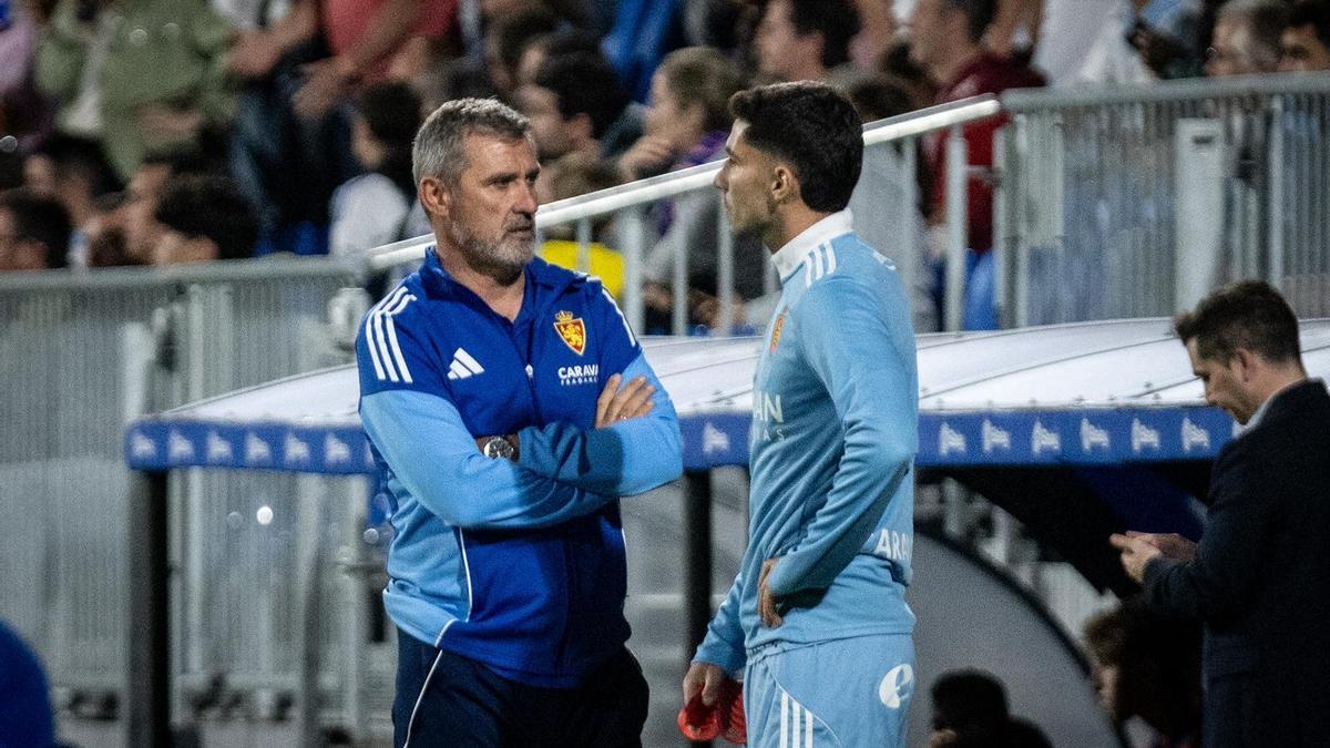 Emilio Larraz en el banquillo del Ibercaja Estadio en el partido contra la Cultural Leonesa.