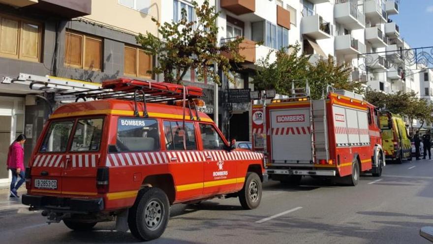 Los bomberos, esta mañana en el domicilio de la vícitma