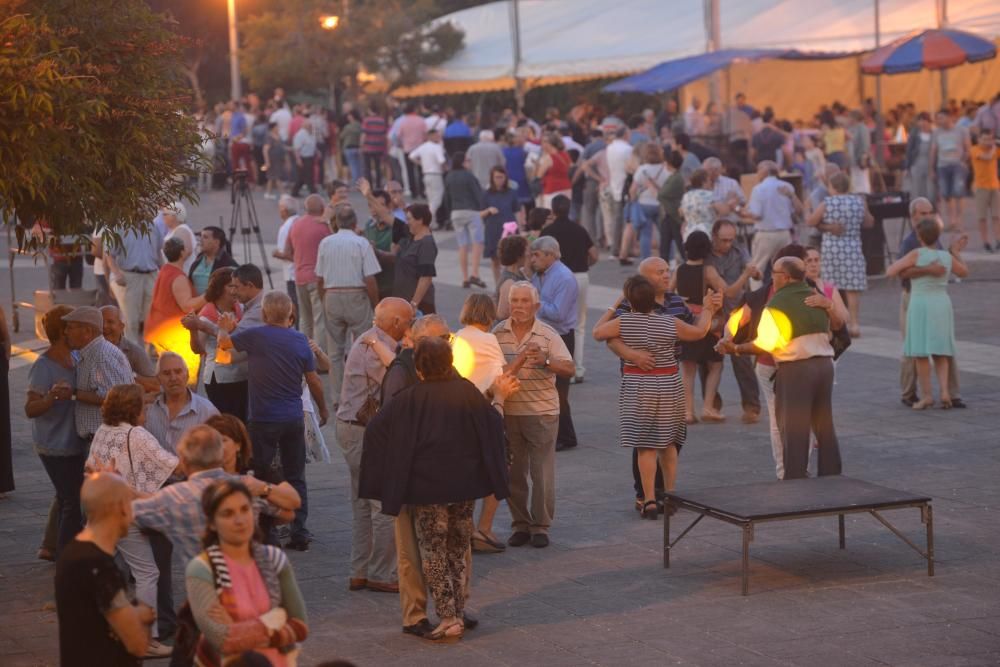 Cientos de personas de toda la comarca acudieron al recinto de A Reiboa para celebran San Xoán entre sardinas, atracciones y fuego.