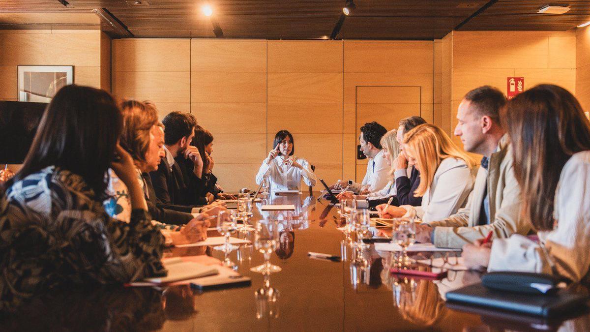 Morant preside la reunión con los diputados y senadores del PSPV en Madrid.