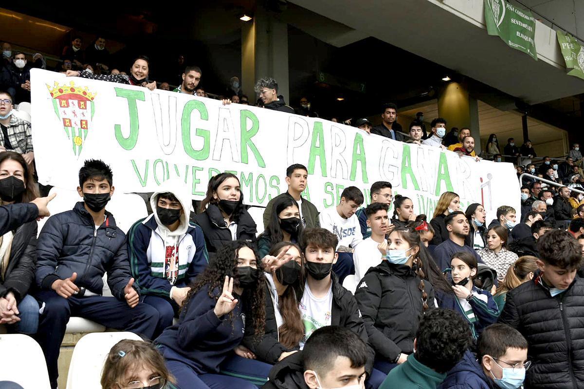 Numerosos niños y niñas, durante el Córdoba CF-Tamaraceite de 2022 en El Arcángel.