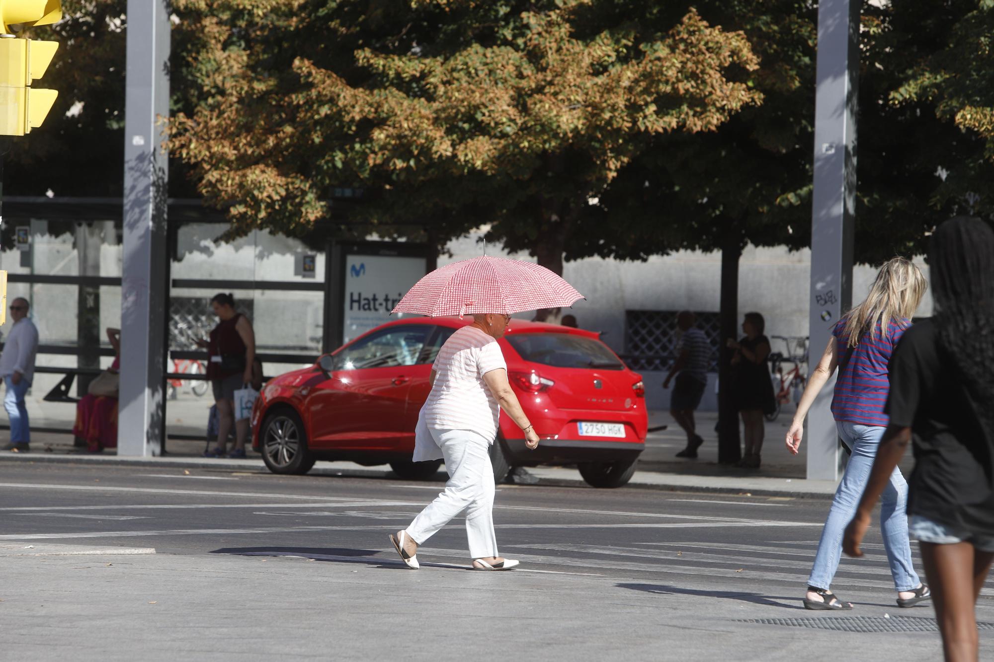 Paraguas y terrazas vacías: la estampa de la ola de calor en Zaragoza