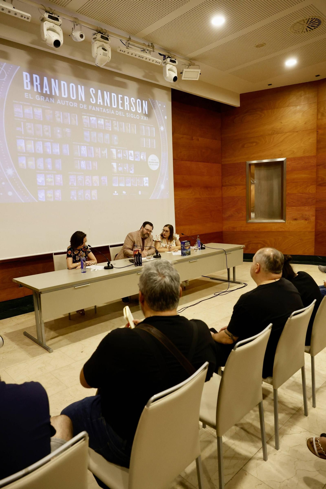 EN IMÁGENES: Brandon Sanderson desata la locura en su segundo día en Avilés