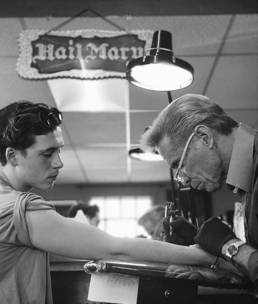 Brooklyn Beckham haciéndose el primer tatuaje