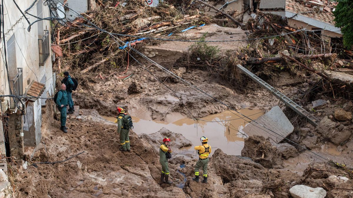 Bomberos y agentes de la Guardia Civil trabajan en una zona afectada, a 30 de octubre de 2024, en Letur, Albacete.