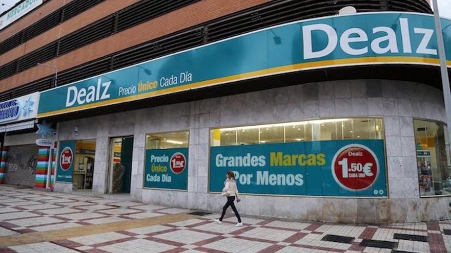 Supermercado de todo a 1,5 euros de la cadena británica Dealz en Málaga.