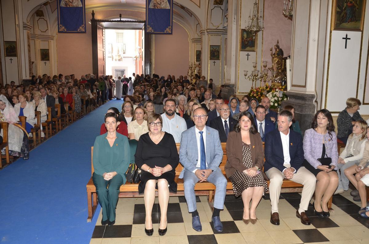 La alcaldesa de Almenara, Estíbaliz Pérez (i), estuvo acompañada, entre otros representantes, por la subdelegada del Gobierno o el alcalde de Xilxes.