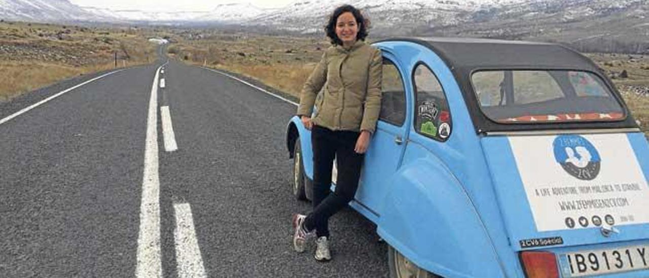 Ana Vega vive a bordo de un dos caballos. Una estela azul recorre Europa. La que dejan ella y Eva Serra.