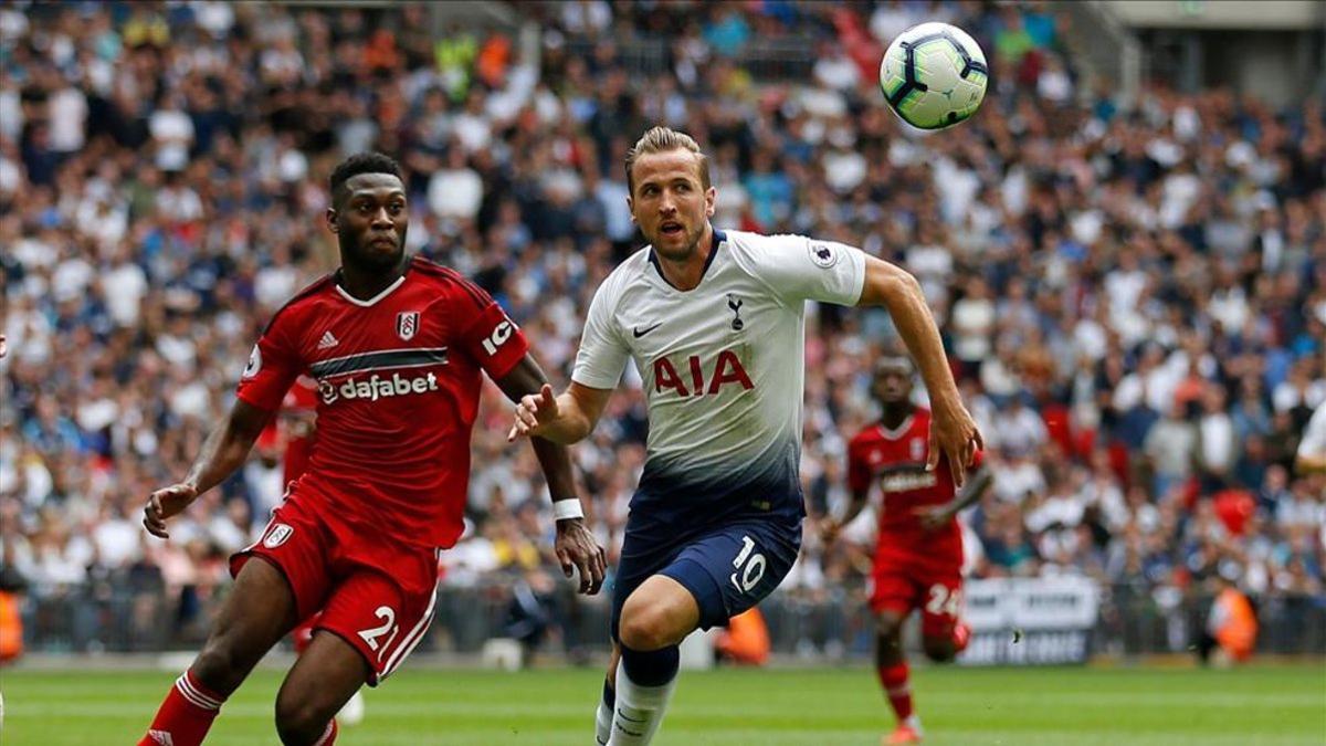 Fosu-Mensah, jugando con el Fulham ante el Tottenham de Kane