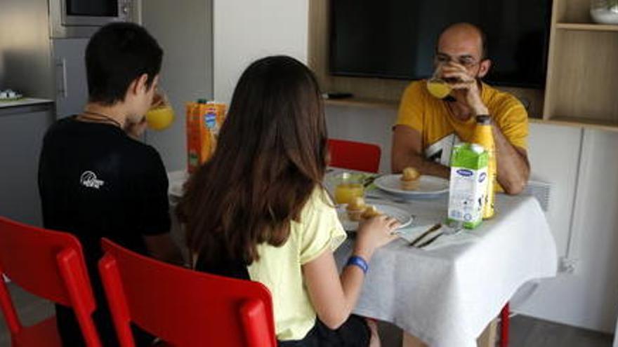 L&#039;Albert Miguel San Andrés, amb els seus fills, esmorzant al bungalou.