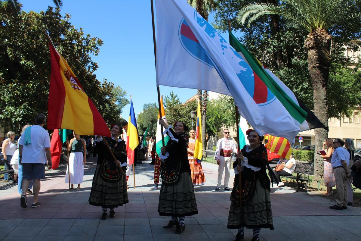 FOTOGALERÍA | El mundo baila en Badajoz: el Festival Folklórico se echa a las calles en un desfile internacional