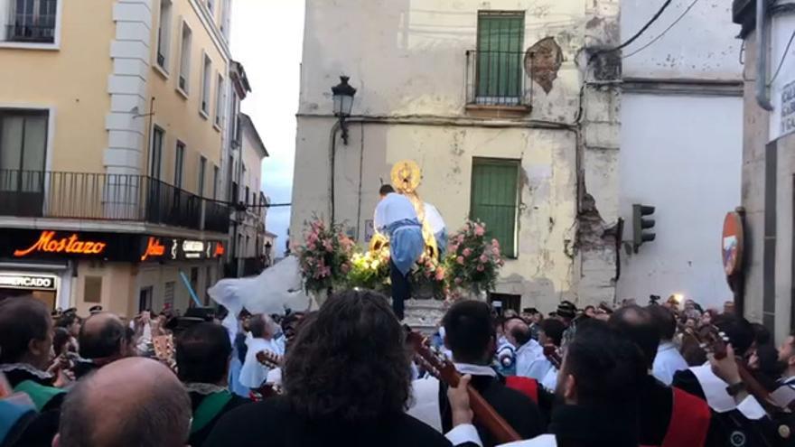 La tuna de Cáceres le canta a la Virgen de la Montaña