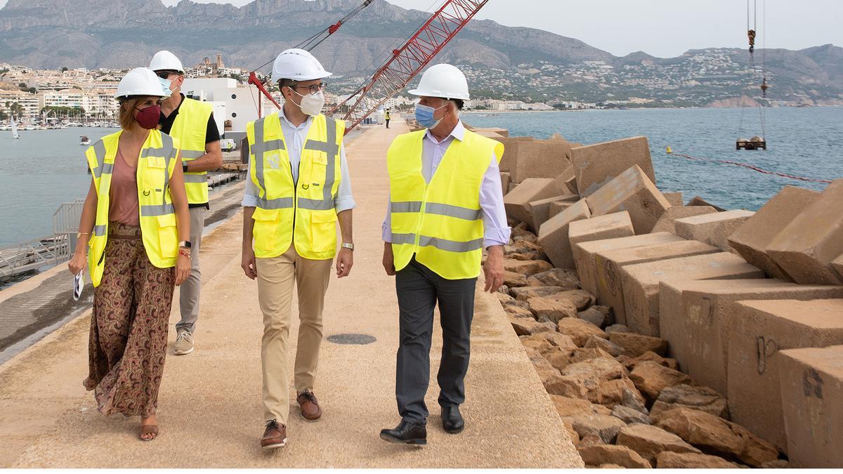 El conEspañaseller de Obras Públicas, Arcadi Espada, junto al alcalde de Altea, Jaume Llinares, y la directora general de Puertos, Mª Luisa Martínes.