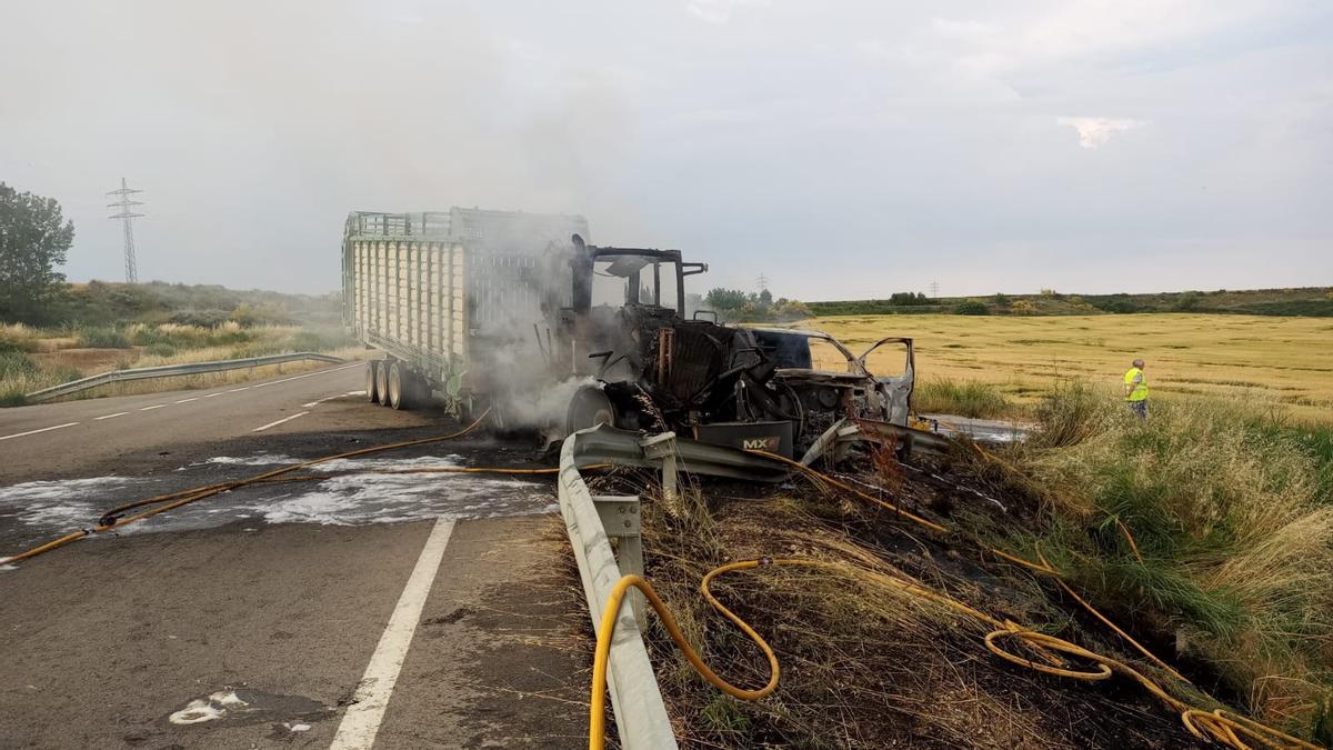 El remolque de un tractor cargado de alfalfa se incendia en la A-131 ...