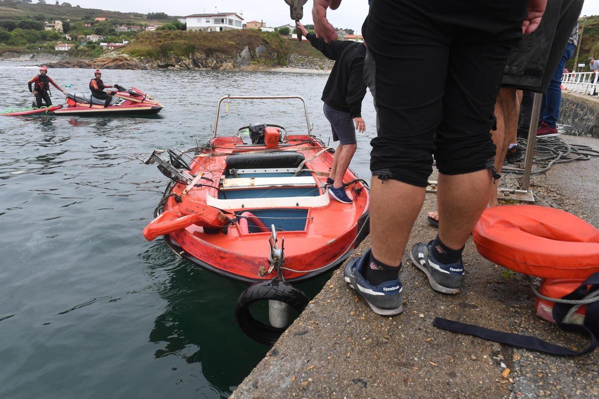 Un fallecido y dos rescatados tras volcar un bote en Suevos
