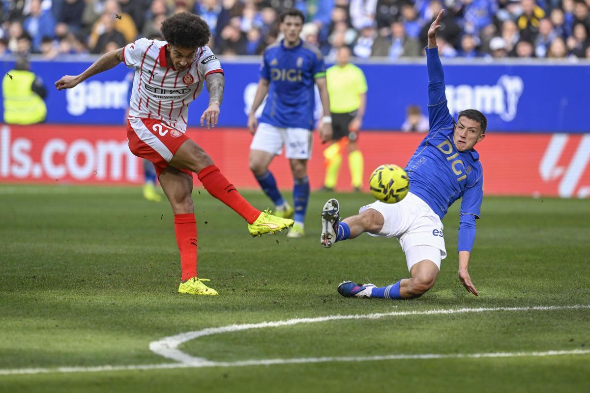Thiago Fernández (d), jugador del Villarreal cedido al Real Oviedo, con el que debutó ante el Girona.