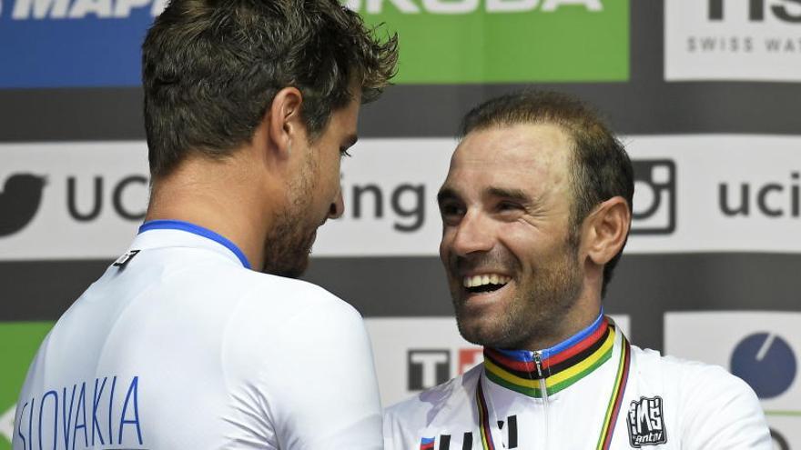 Peter Sagan felicita a Alejandro Valverde en el podio .