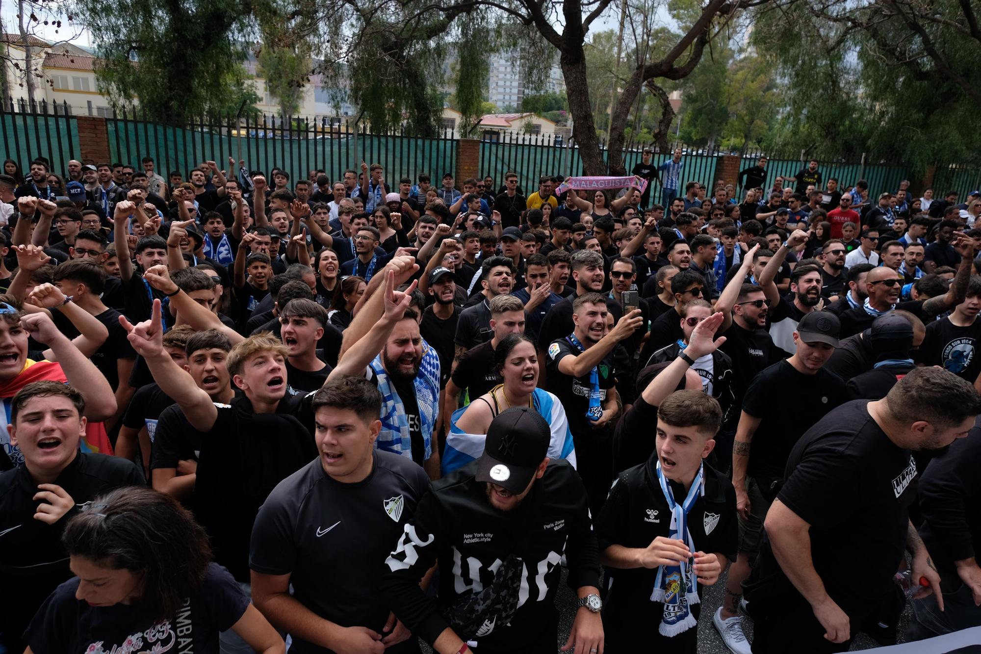 La protesta de la afición antes del Málaga CF - UD Ibiza, en imágenes