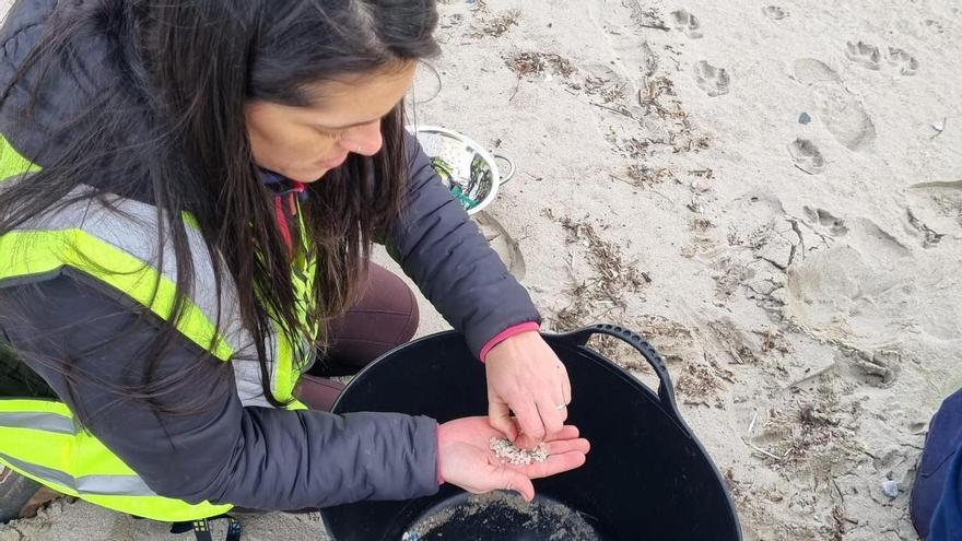 Asturias declara la alerta máxima ante la crisis de las bolas de plástico en la costa, que ya llegan al Oriente