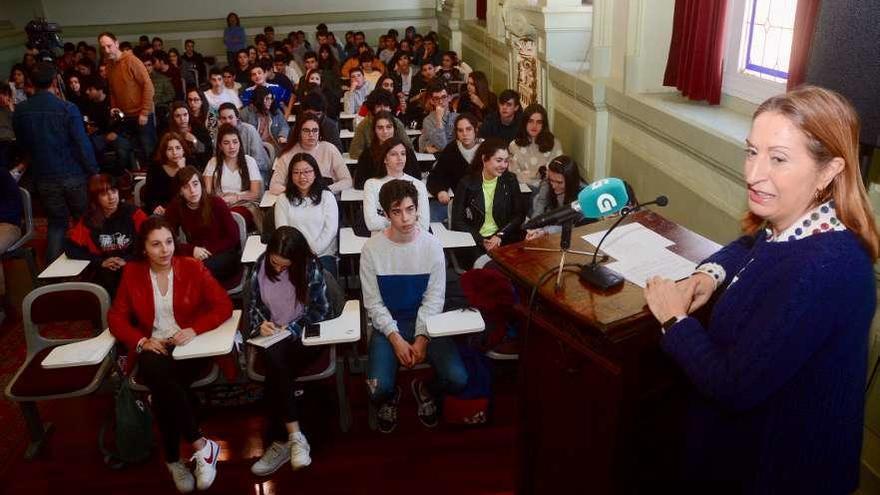 Ana Pastor, durante su intervención en el IES Valle Inclán. // Rafa Vázquez