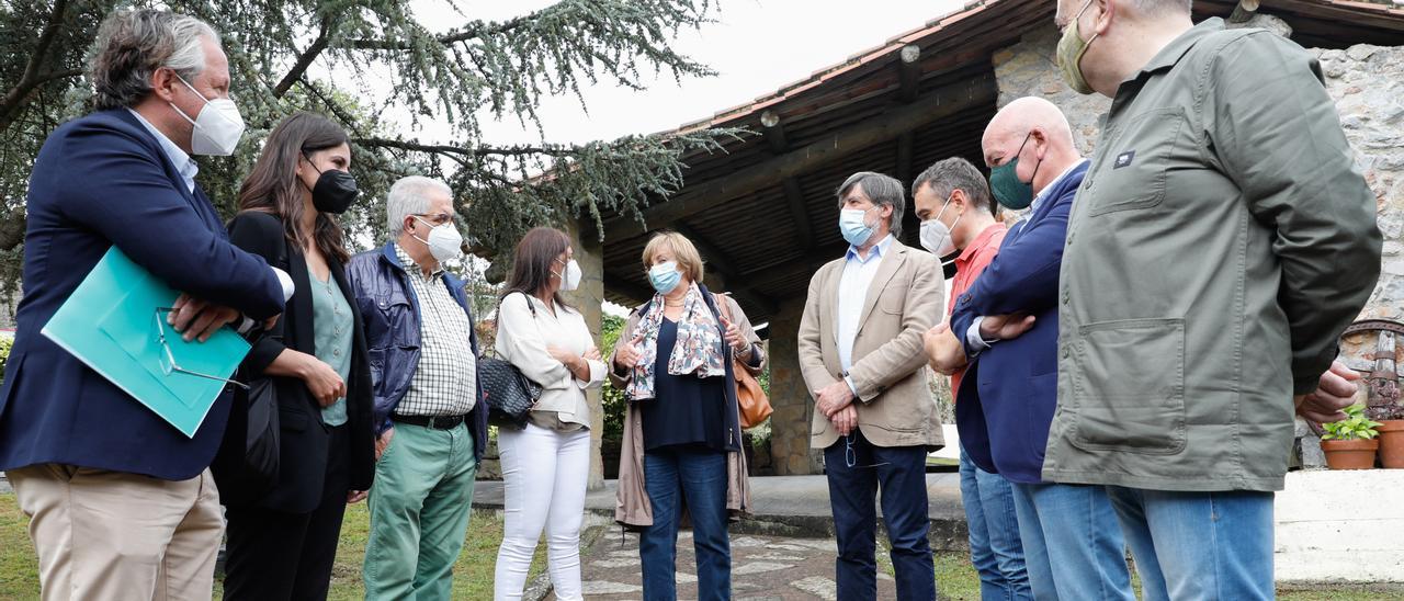 Por la izquierda, Víctor Cabal (redactor del proyecto), Raquel Ruiz, Rafael Alonso (edil de Corvera), Yasmina Triguero, Mariví Monteserín, Alberto Tirador, Iván Fernández, José Luis Montes (edil de Corvera) y José Antonio Álvarez