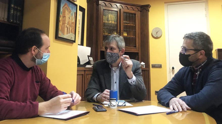 Firma del conveni entre els alcaldes de Riner, Joan Solà; Solsona, David Rodríguez i Odèn, Pere Vilaginés (d&#039;esquerra a dreta)