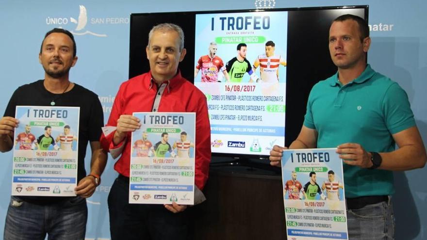 Nacho Garrido, Roberto Sánchez y Daniel Pérez, con el cartel.