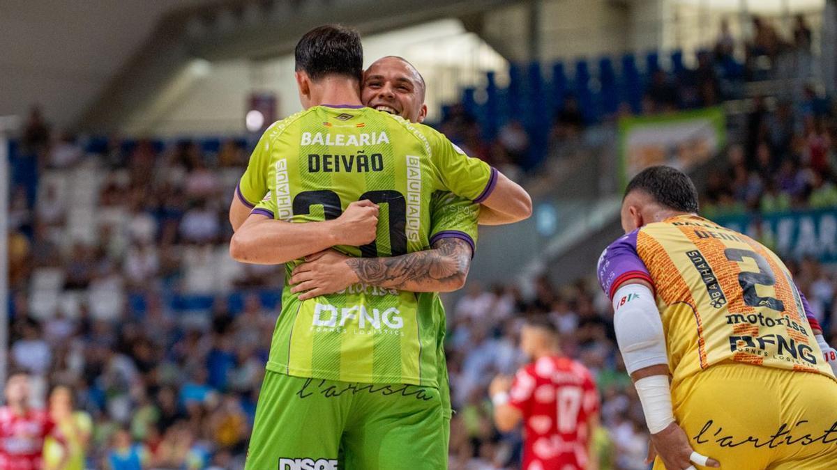 Fabinho felicita a Deivao por su gol.