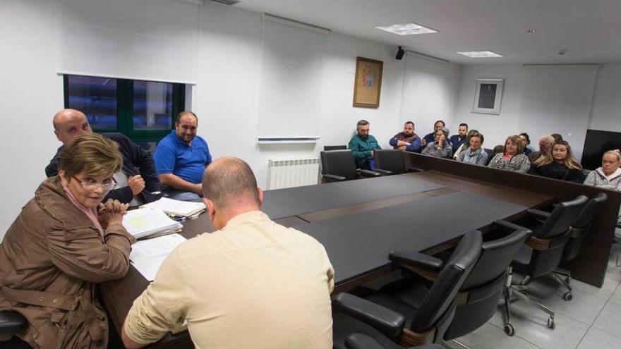 La alcaldesa de Las Regueras, Maribel Méndez, durante la reunión que mantuvo ayer con los vecinos.