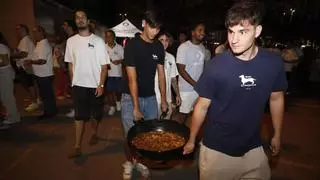 La gran nit de les penyes reuneix a Vila-real 2.800 persones al voltant del tombet de bou