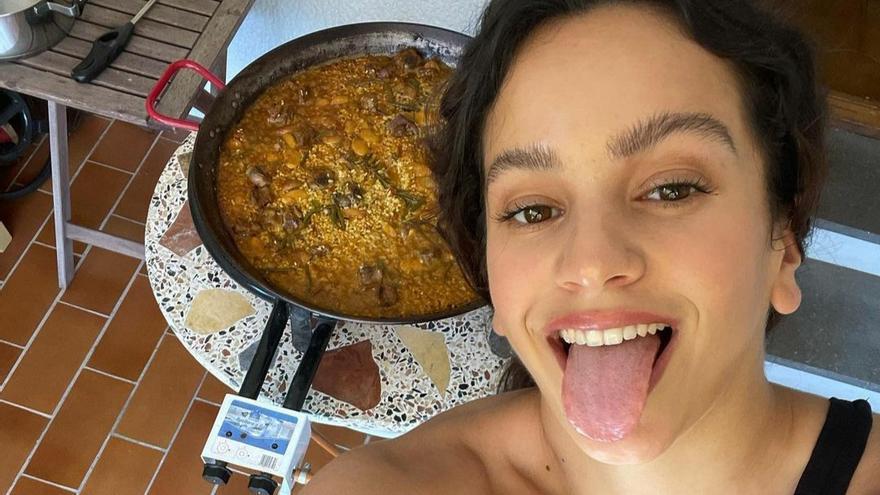 Rosalía posa con la paella que ha cocinado en su casa.