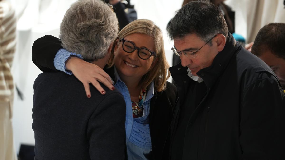 Mamen Peris se abraza a Carlos Pérez Nievas al ser elegida síndica.