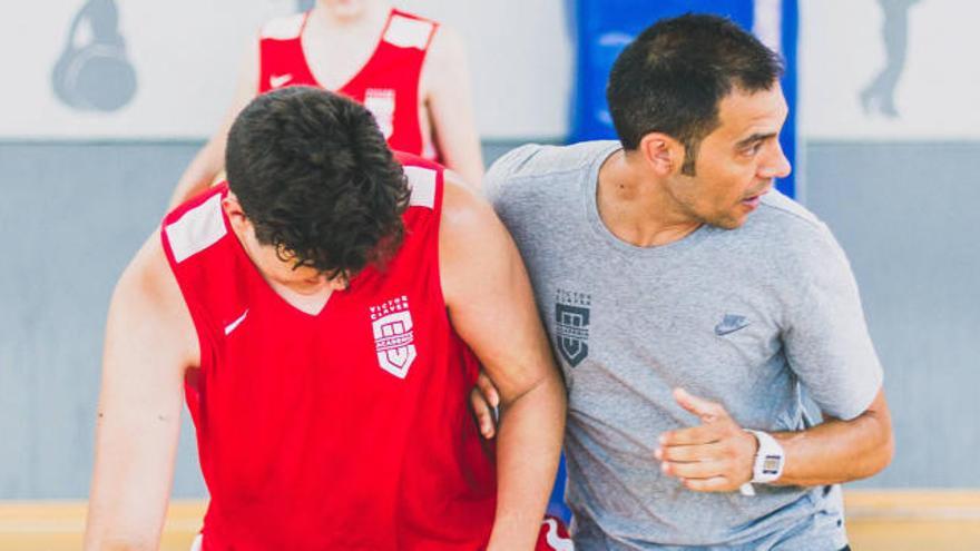 El técnico Ferran Pizcueta, durante un entrenamiento.