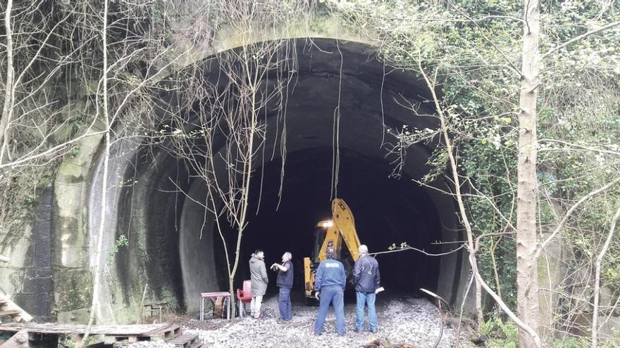 Vista de unha boca do túnel, durante os traballos dos veciños, en Orro.