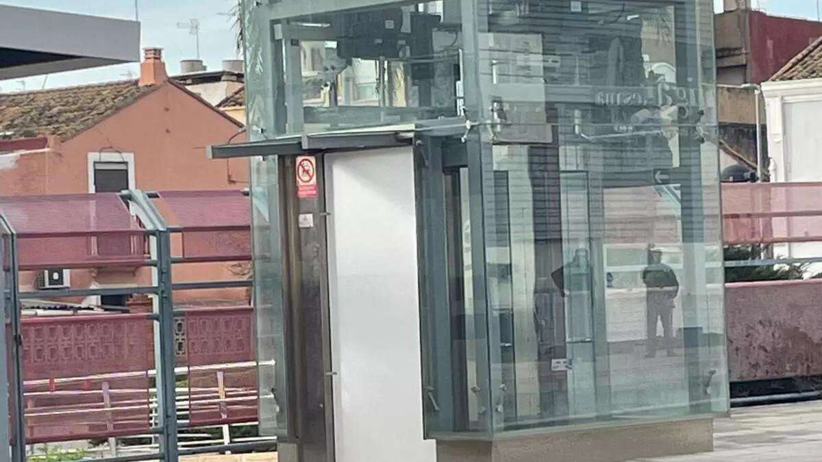 La salida del ascensor al anden.