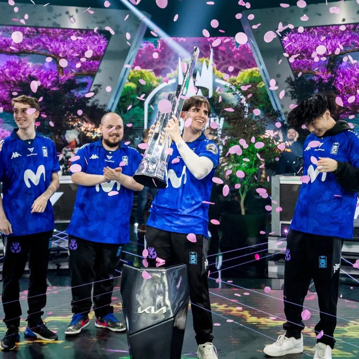 'Elyoya' y su equipo levanta orgulloso el trofeo.