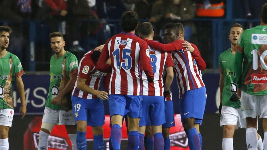 Los jugadores del Atlético celebran uno de sus goles