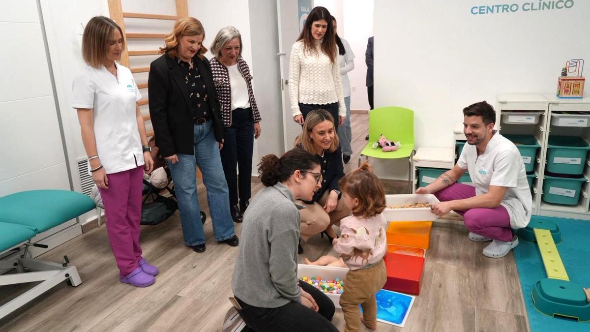 La consejera de Política Social, Familias e Igualdad, Conchita Ruiz, junto a la alcaldesa de Alcantarilla, Paqui Terol, durante la visita al centro de Atención Temprana Adea.