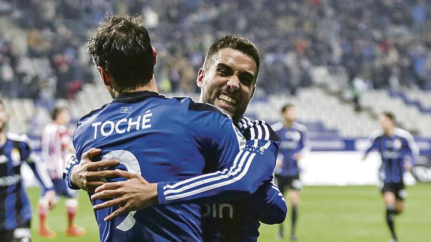 Toché y Diegui se abrazan tras el segundo gol del delantero ante el Girona, el sábado en el Tartiere.