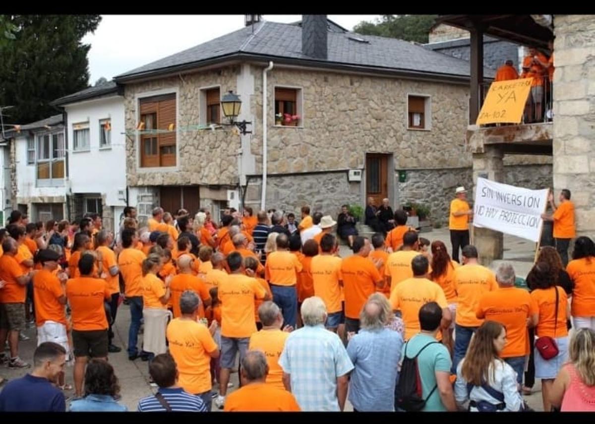 Manifestaciones de vecinos por la carretera 102 en 2017.