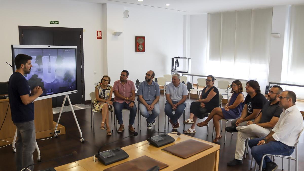 El escultor Manuel Martí Moreno presenta tres bocetos a la comisión municipal que ha de decidir cuál será el monumentoa las víctimas.