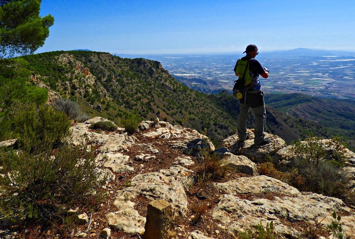 Senderista en la Sierra de Tercia.