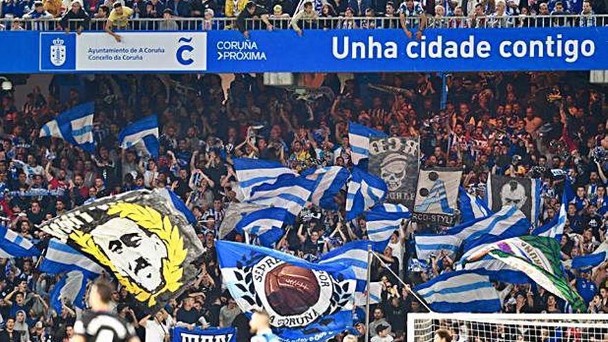 Aficionados deportivistas en la grada de Riazor en el partido contra el Málaga del &#039;play off&#039;.