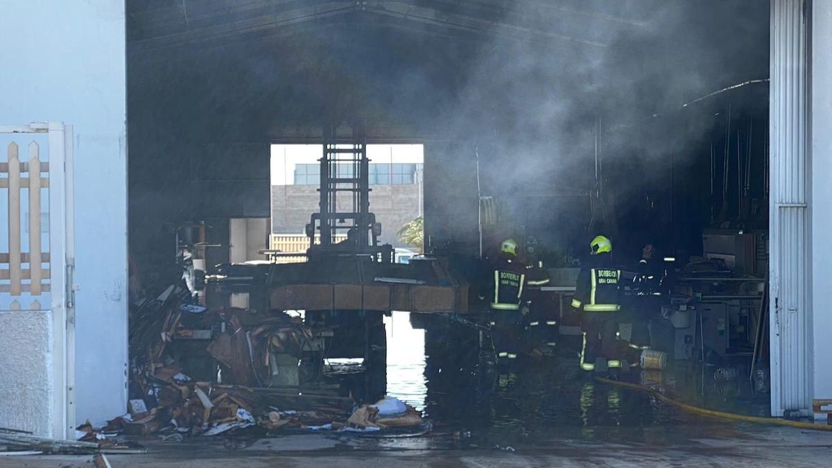 Incendio en una fábrica de muebles de cocina de Arinaga