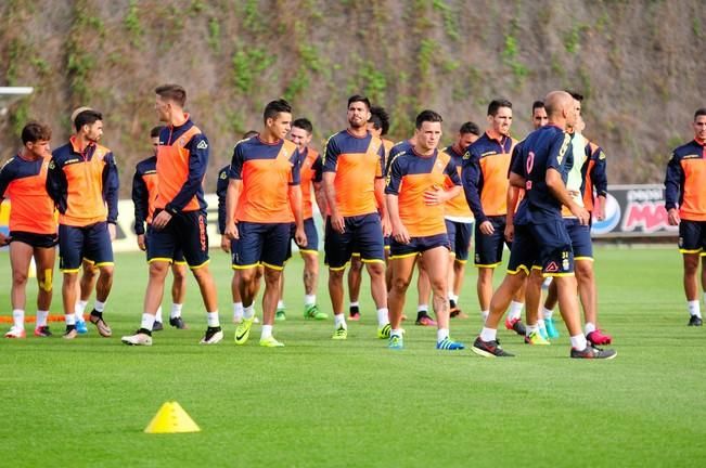 Entrenamiento de la UD Las Palmas en Barranco ...