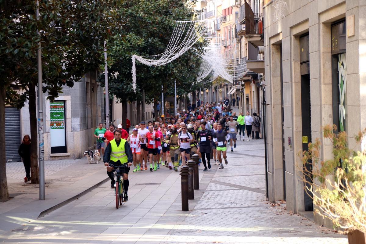 Els corredors de la Mitja Marató de Girona baixant pel carrer Santa Clara