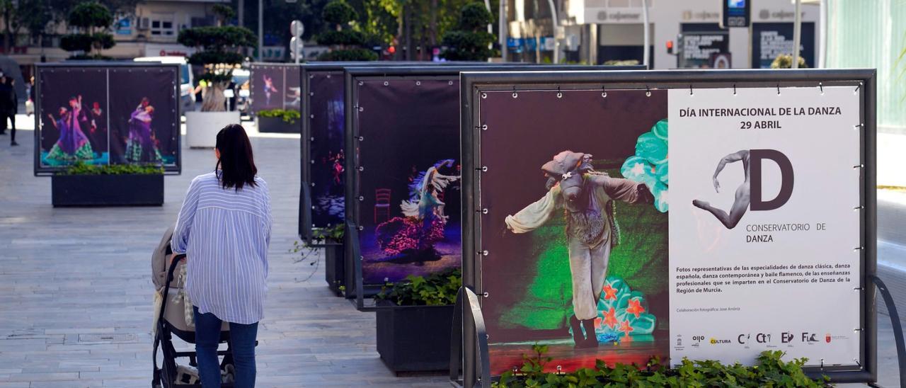 Una exposición en la Avenida de la Libertad advierte de la cercanía del Día de la Danza.
