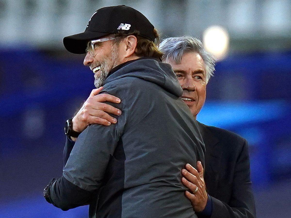 Jürgen Klopp y Carlo Ancelotti se abrazan antes de un partido.