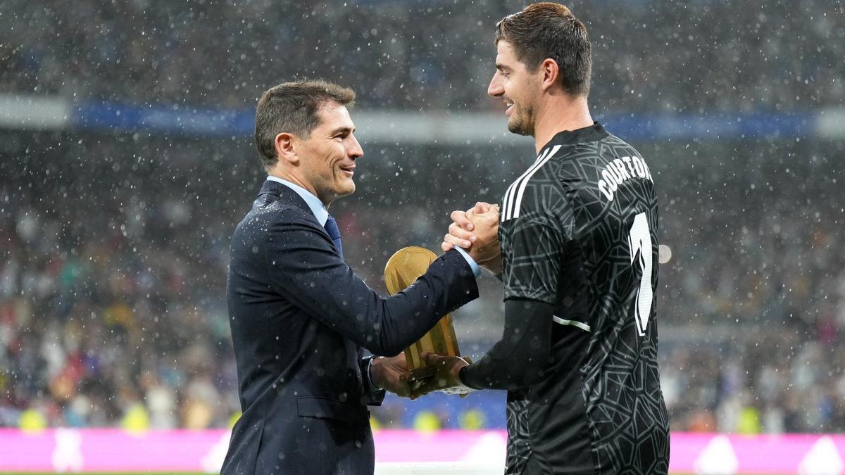Iker Casillas entrega el Premio Lev Yashin en 2022 a Thibaut Courtois, una imagen que es un reflejo de la historia del Real Madrid.
